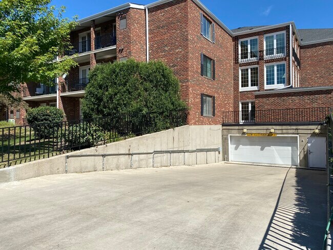 Building Photo - 520 Biesterfield Rd