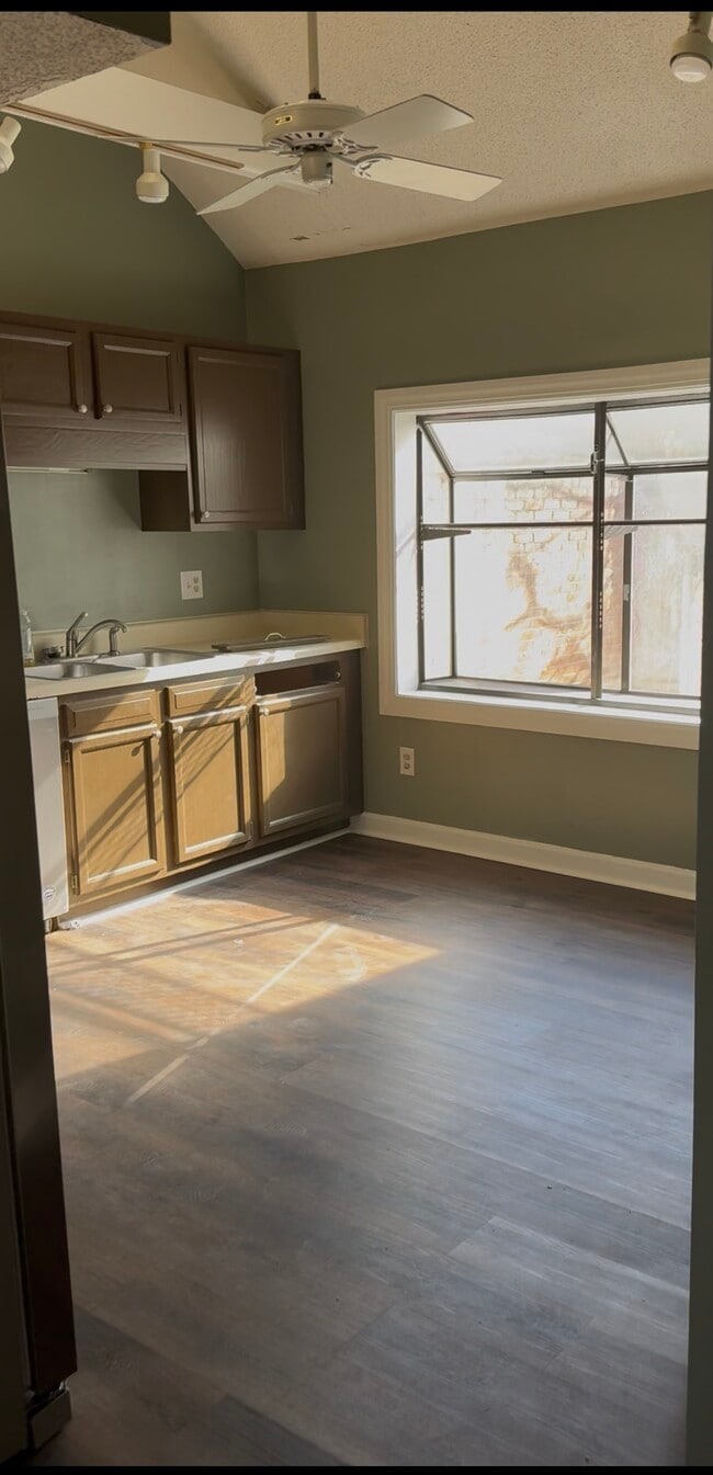 Building Photo - 1302 Farrington Way