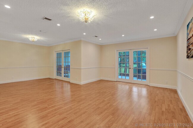 Building Photo - 635 Northshore Dr