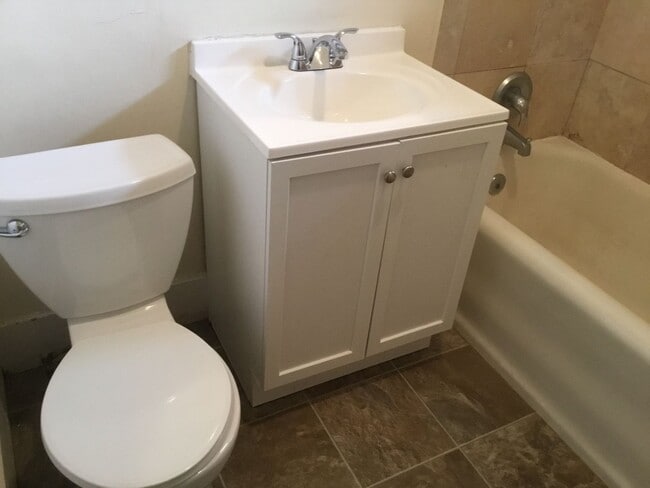 Building Photo - Overlook Charmer