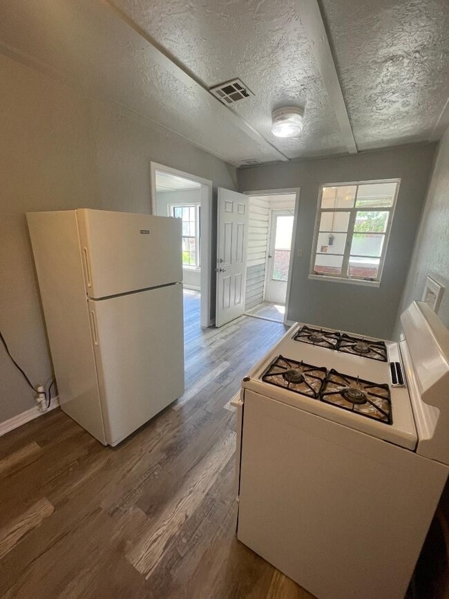 Building Photo - 1 Bed 1 Bath Duplex For Lease Now!