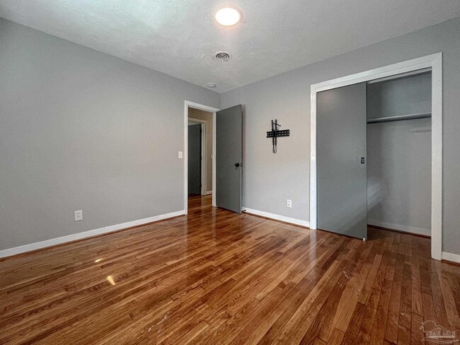 Building Photo - 5807 Aurora Ave