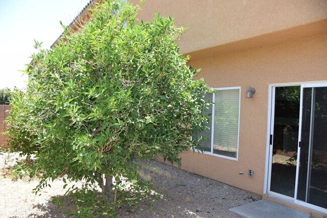 Building Photo - HENDERSON UPGRADED 4 BEDROOM HOME
