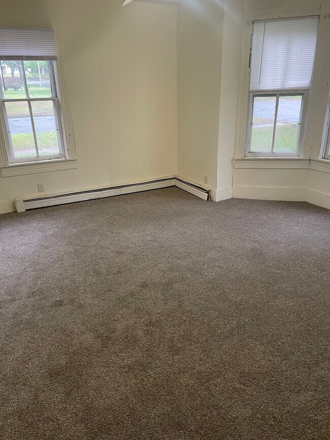 Building Photo - 1121 6th Ave E