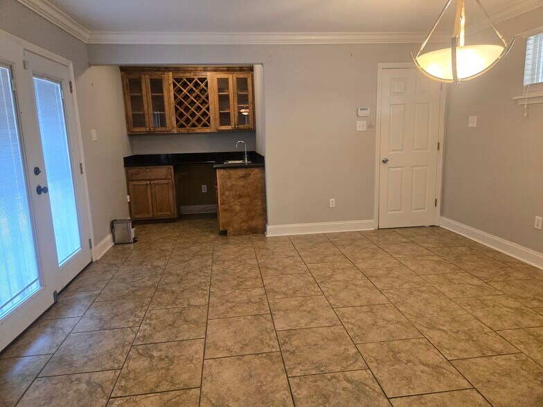 Building Photo - 4859 Camelot Dr