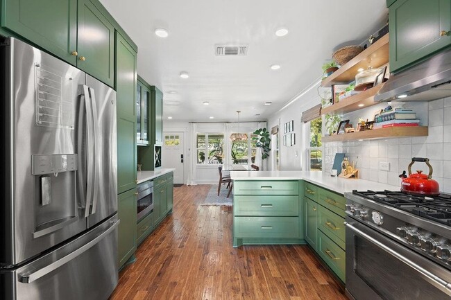 Building Photo - 4905 Duval St