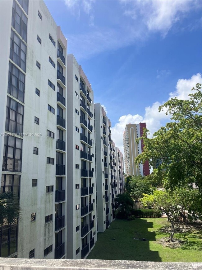 Building Photo - 16919 N Bay Rd