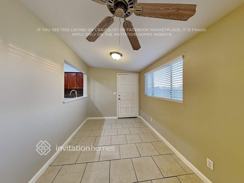 Building Photo - 2412 S Cottonwood Dr