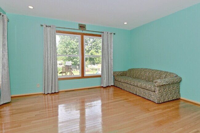 Building Photo - Charming 3-Bedroom Retreat with 2 Full Baths on South Meridian Street – 1516 Sq Ft of Comfort in ...