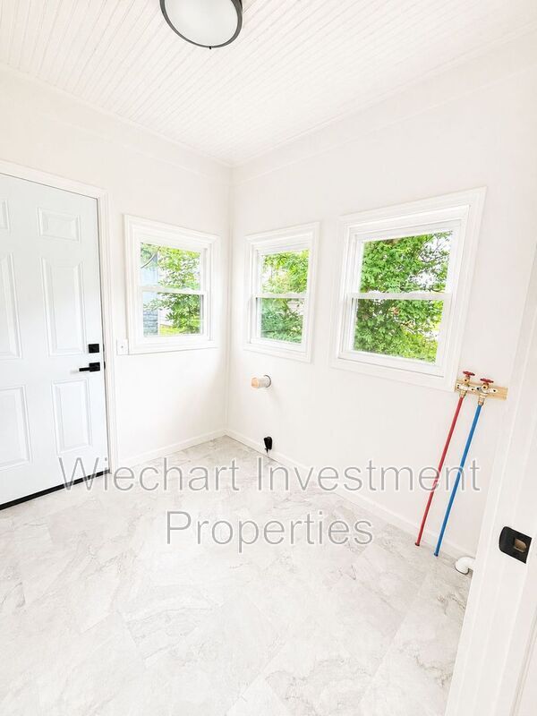 Building Photo - 514 N Shore Dr