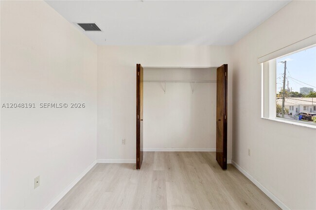 Building Photo - 2782 SW 33rd Ave