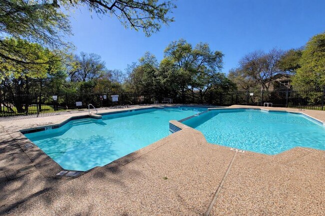 Building Photo - 1015 E Yager Ln