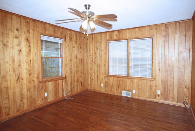 Building Photo - 205 Lakewood Dr