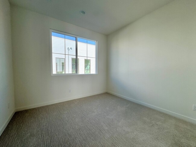 Building Photo - BRAND NEW 4 BED, 3.5 BATHS, 2070 SQ FT TOWNHOME BY KH HOMES