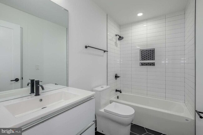 Building Photo - 722 Kenyon St NW