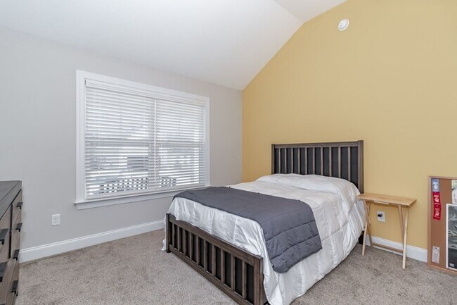 Building Photo - 4 Bedroom 2 Bath Canterbury Farms