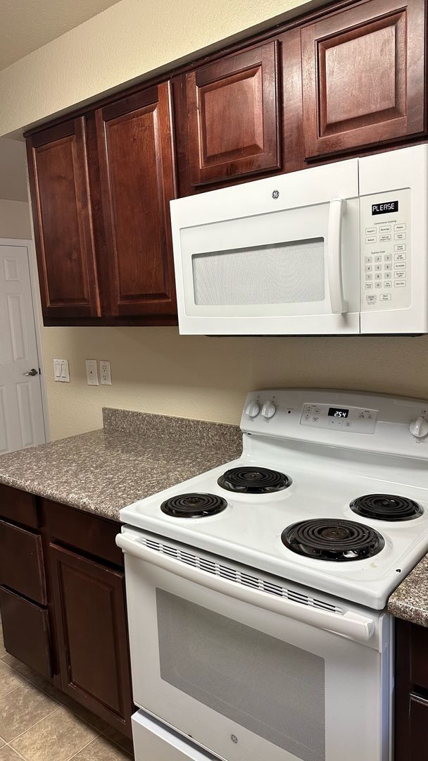 Building Photo - 1 Bedroom Condo with community pool & tenn...