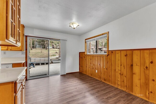 Building Photo - Mountain Lodge Home 1 Mile Away from the C...