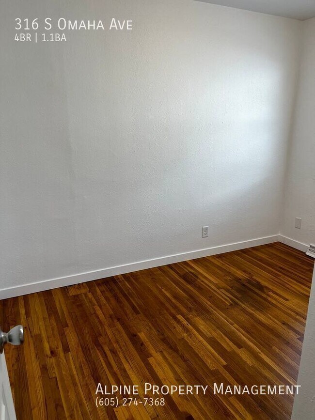 Building Photo - 4 Bed/1.5 Bath with Triple Stall Garage!