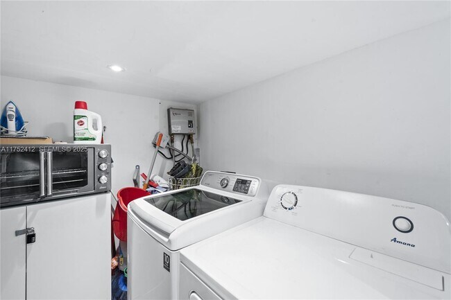 Building Photo - 1210 NE 89th St