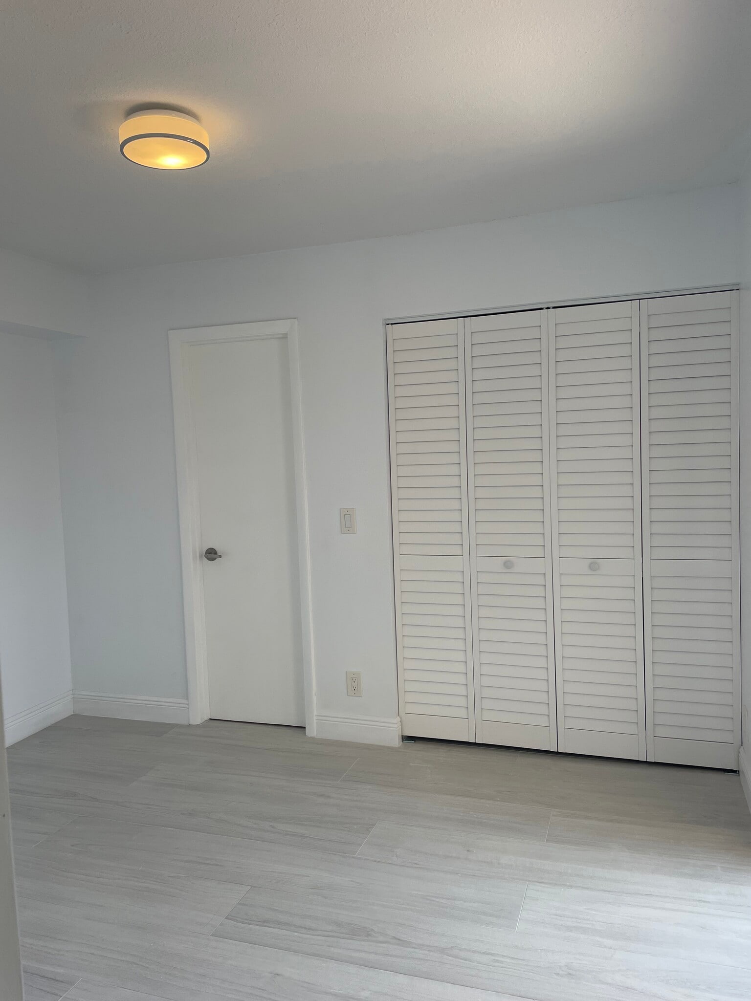 Guest room / California closet shelves - 3878 Victoria Dr