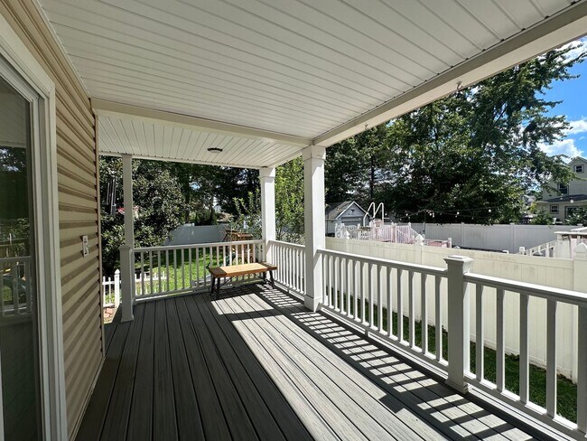 Building Photo - 321 Hemlock St
