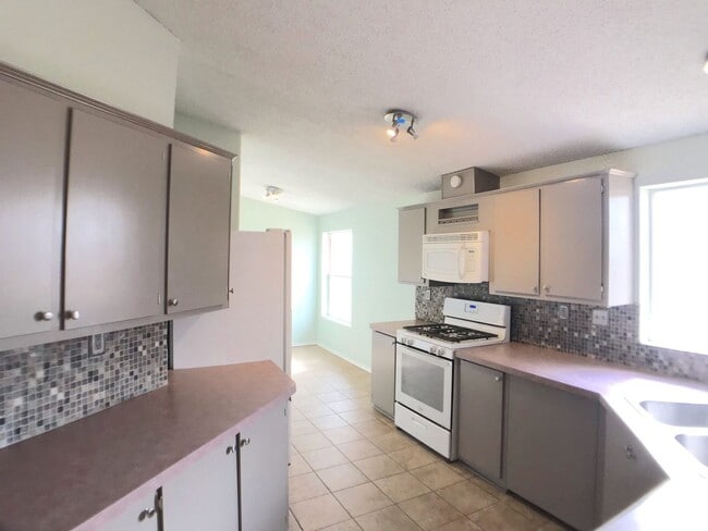 Building Photo - 4 bedroom home in Moriarty. Country Living! Close to I-40.