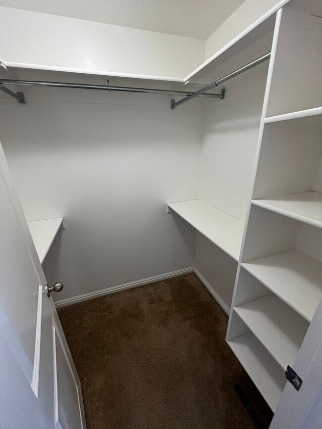 Building Photo - Beautiful 6 Bedroom/3.5 Bath Home in Springville!