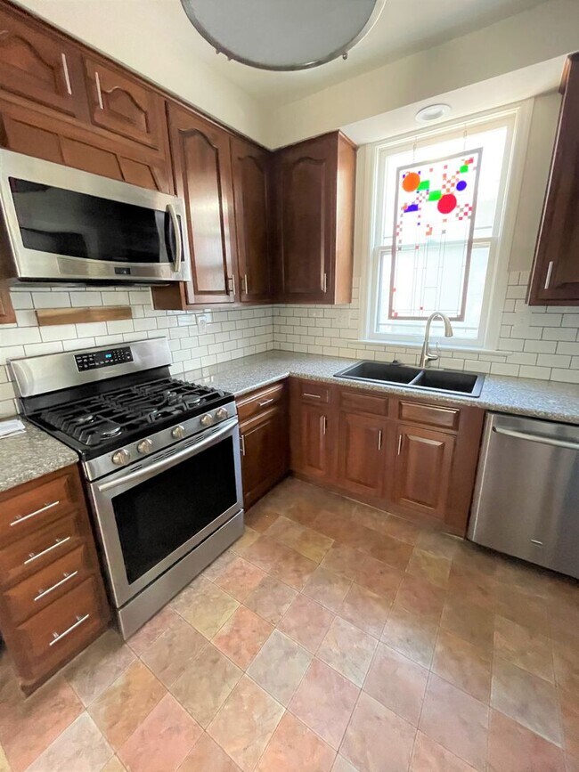 Building Photo - FOR RENT $2895 - Beautiful corner house ac...