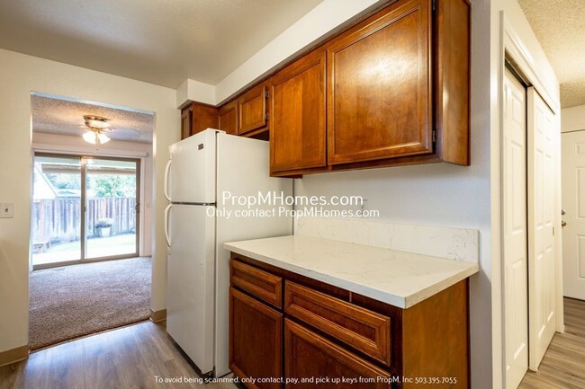 Building Photo - Charming Two-Bedroom Duplex in Aloha—Your ...