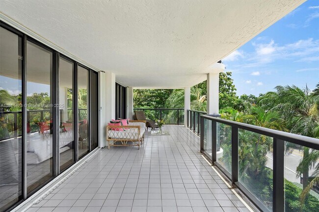 Building Photo - 2575 S Bayshore Dr