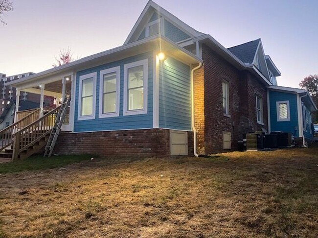 Building Photo - 1702 Highland Ave