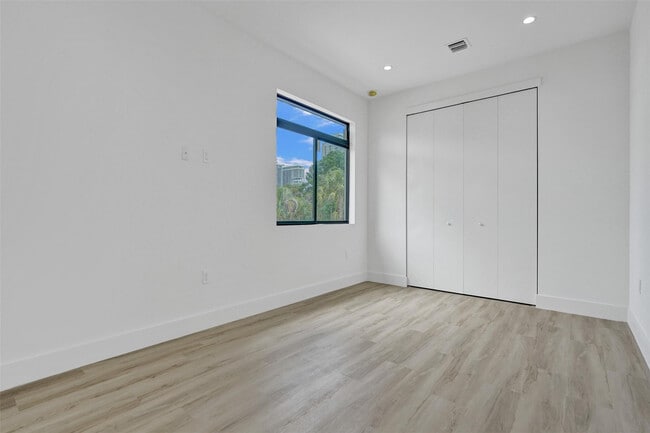 Building Photo - 606 SW 7th Ave