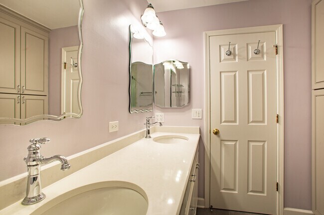 Building Photo - 707 Clover Hill Ct