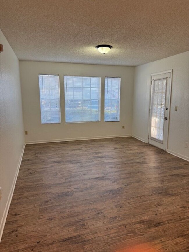 Building Photo - Lexington Place - 0515