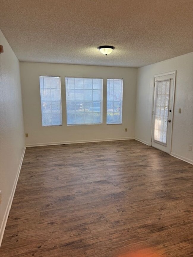 Building Photo - Lexington place ground fl One bedroom
