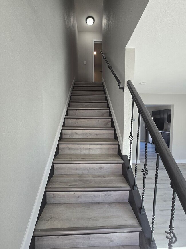 Building Photo - 2 Bedroom 1.5 Bath Townhouse Apt in Osage Beach!