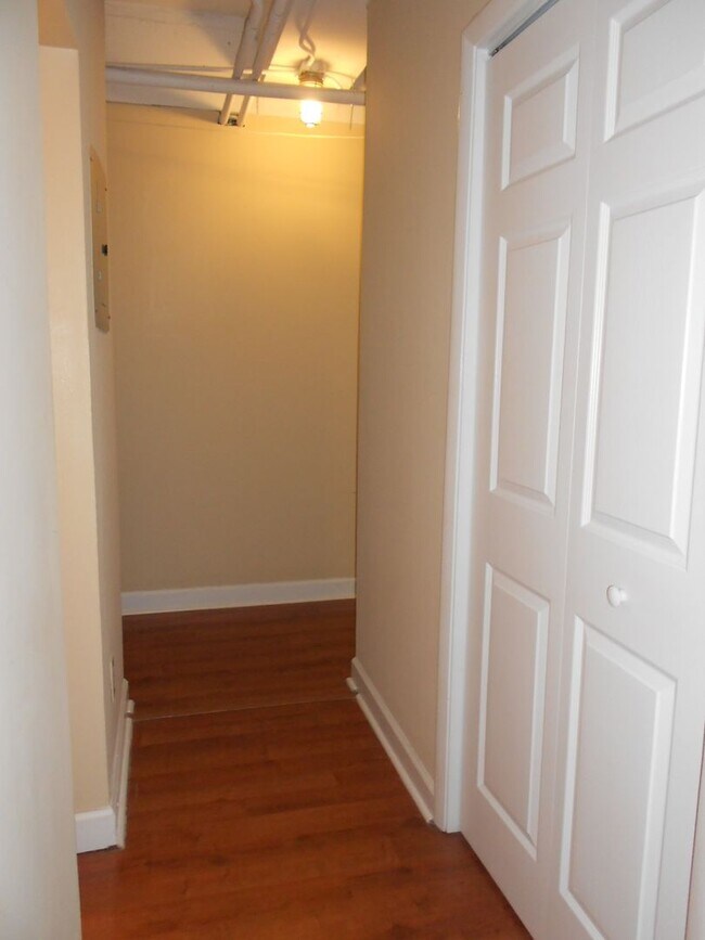Building Photo - Cozy 2 Bedroom Apartment - Walk to UGA Cam...
