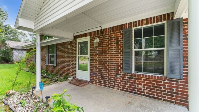 Building Photo - Charming Brick Home