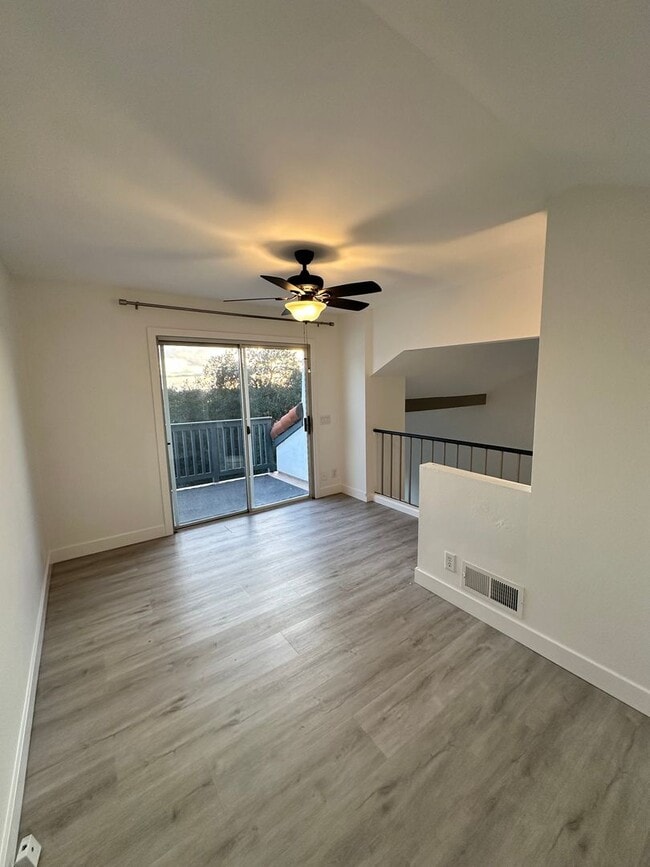 Building Photo - Charming Loft Condo with Balconies, Vaulted Ceilings & Fireplace – For Lease