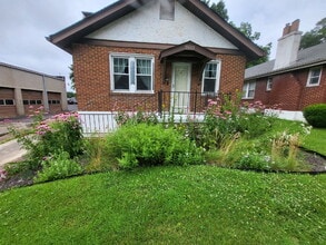 Building Photo - "Charming Brentwood house 2 bedrooms 1 Bathoom, Prime Location!"