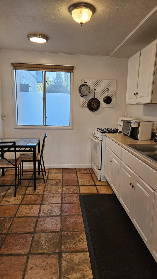 Dining area - 15020 Hamlin St