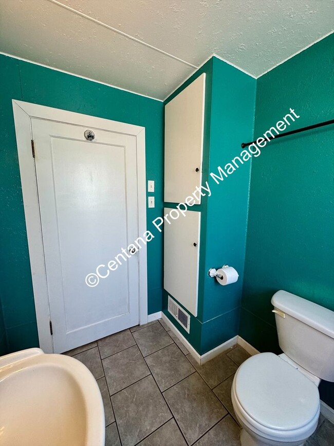 Building Photo - 5 bedroom 3 bath house with fenced yard