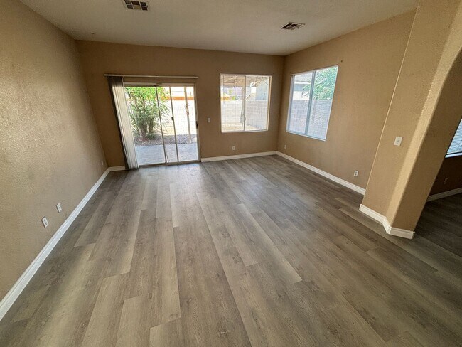 Building Photo - Beautiful 3Bed/2Bath/2Car residence located in Sunrise Manor / Winterwood area