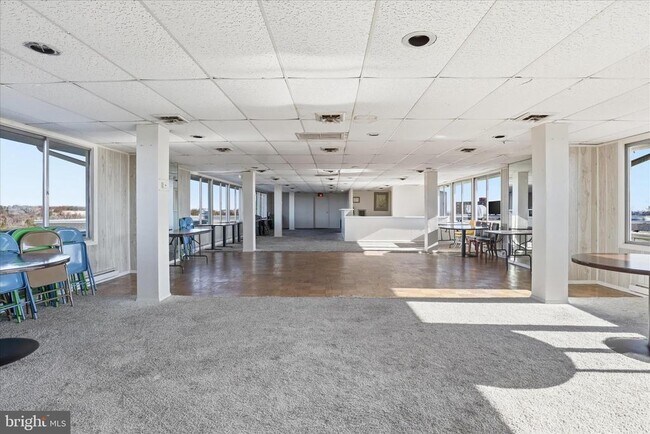 Building Photo - 3245 Rio Dr