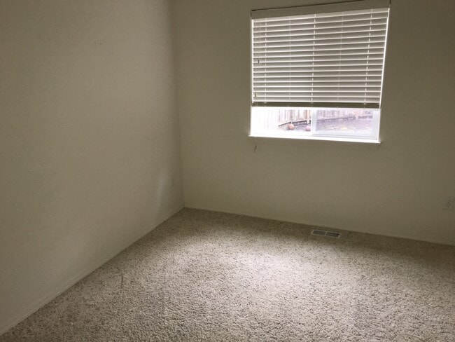 Building Photo - 3 bedroom 2 bath Cal Young Home