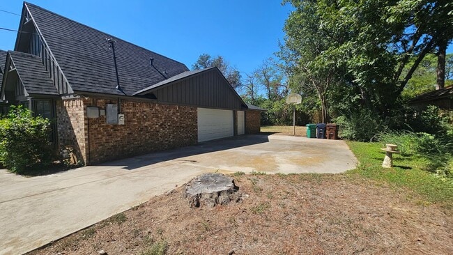 Building Photo - 1700 Kendolph Dr