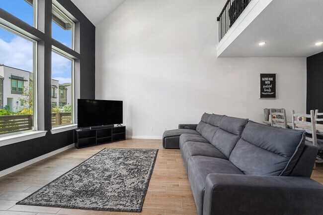 Building Photo - 16630 Lake Austin St