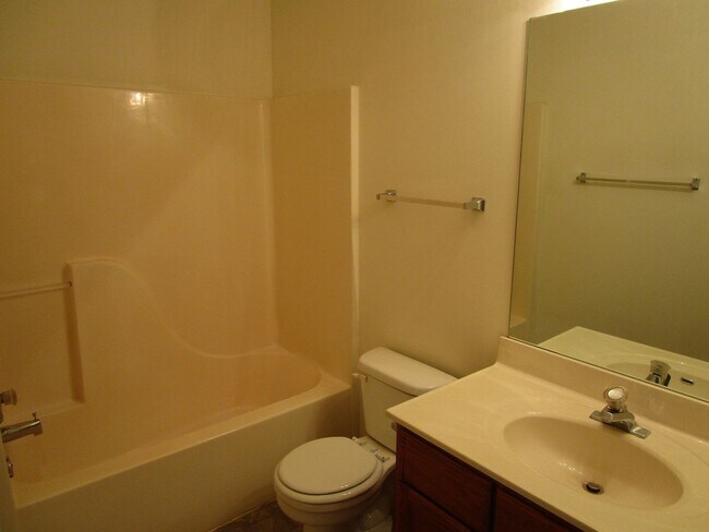 Building Photo - 1704-1706-1706 Louise Cir