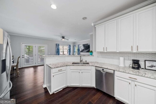 Building Photo - 5227 Whiteoak Ave
